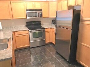 600 Grandview Ct, Unit Grandview in Iowa City, IA - Foto de edificio - Building Photo