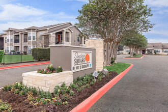 Sunchase Square in Lockhart, TX - Foto de edificio - Building Photo