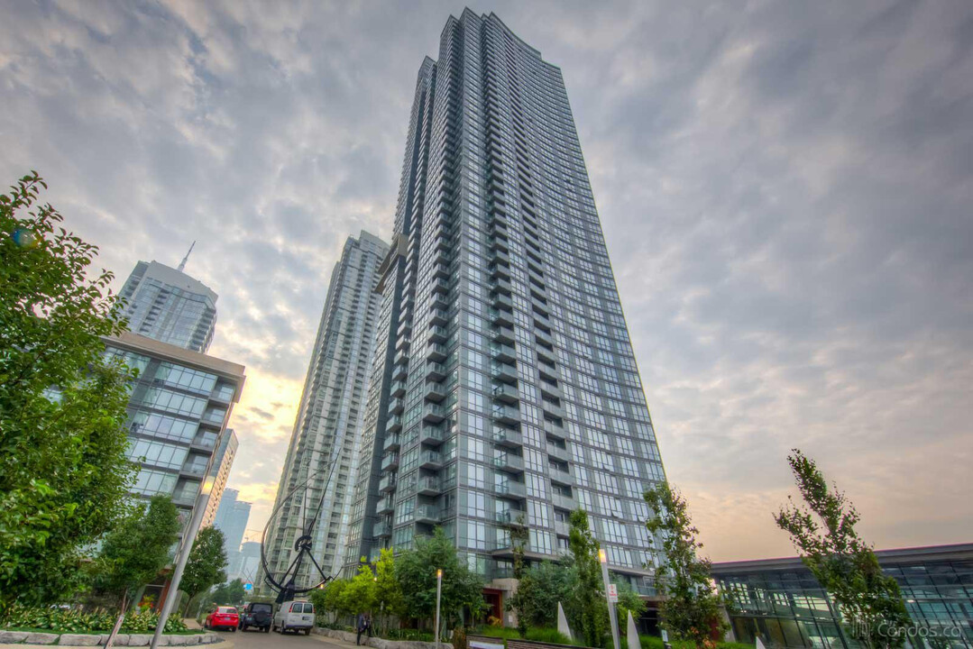 11 Brunel Crt in Toronto, ON - Building Photo