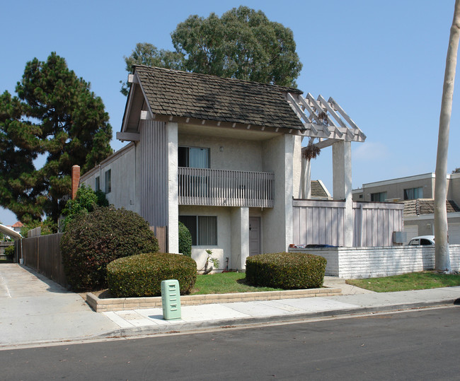 16672 Sims St in Huntington Beach, CA - Foto de edificio - Building Photo