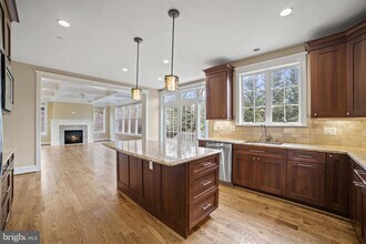 5709 Wilson Ln in Bethesda, MD - Building Photo - Building Photo
