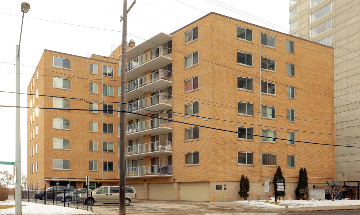 ValleyView Manor in Edmonton, AB - Building Photo