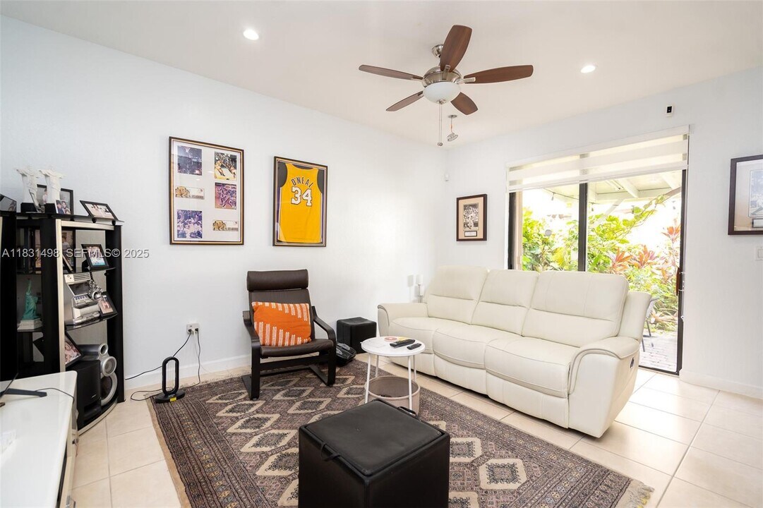 23480 SW 113th Ave in Princeton, FL - Foto de edificio