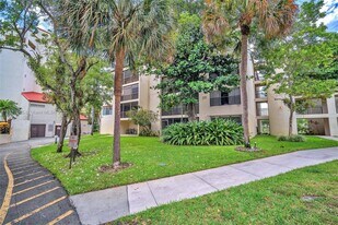 2311 S Cypress Bend Dr in Pompano Beach, FL - Building Photo