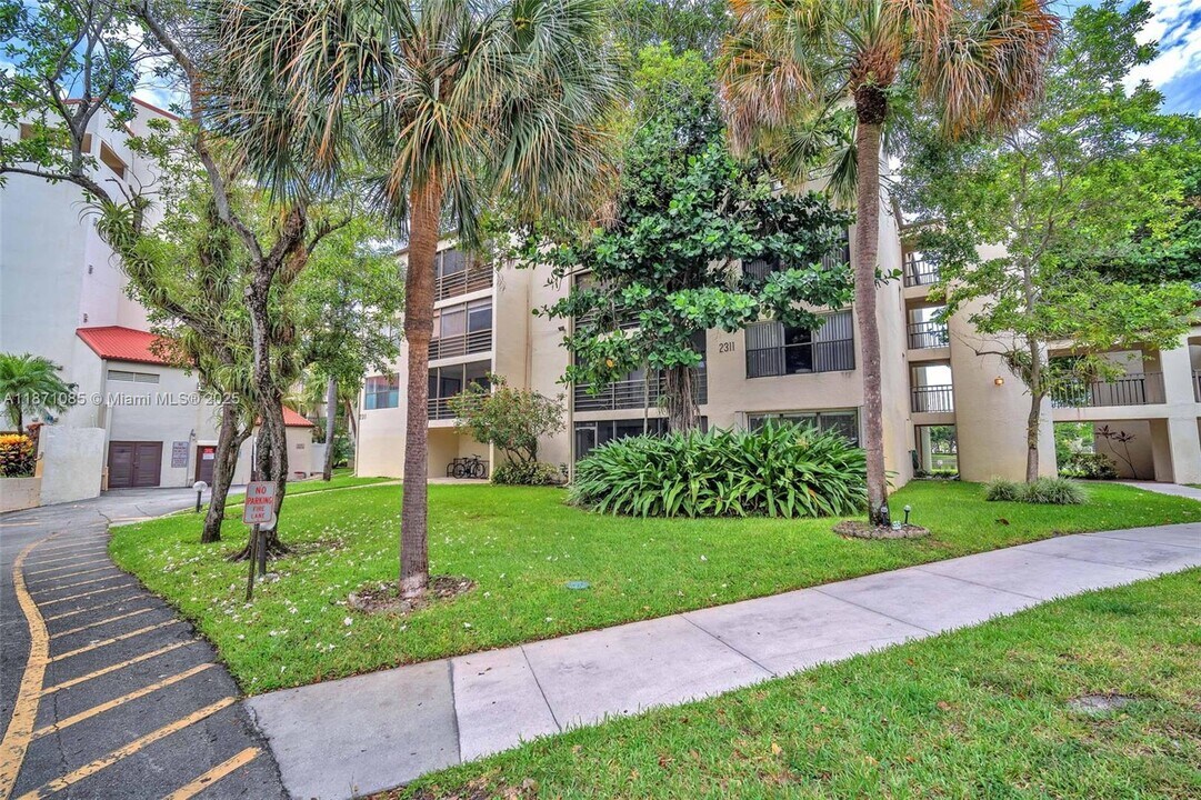 2311 S Cypress Bend Dr in Pompano Beach, FL - Building Photo