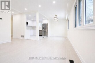 384 Westwood Dr in Kitchener, ON - Building Photo - Building Photo