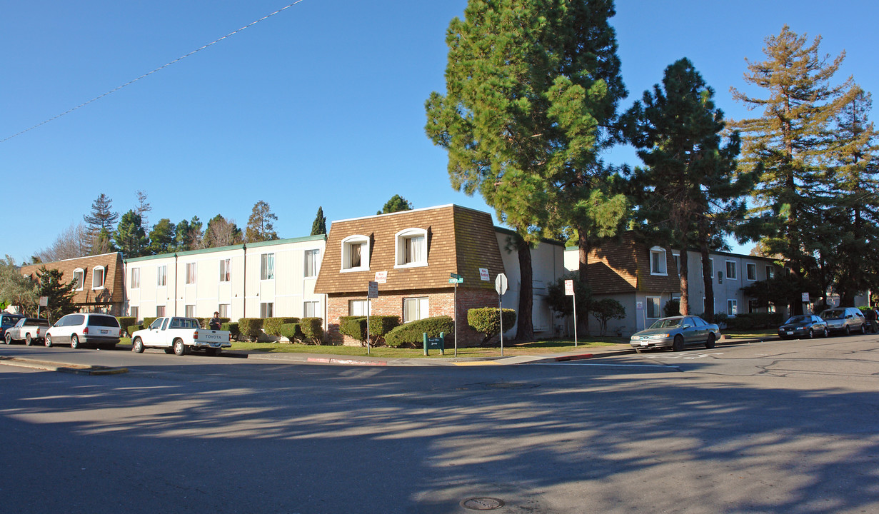 Camelot Apartments in San Rafael, CA - Building Photo