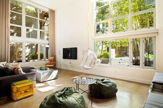 1037 N Laurel Ave, Unit 11B in West Hollywood, CA - Foto de edificio - Building Photo
