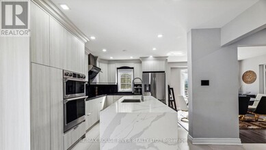 1010 Langford St in Oshawa, ON - Building Photo - Building Photo