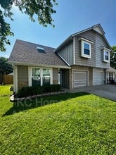 8592 Perry Ln in Overland Park, KS - Building Photo - Building Photo