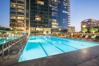 Essex Skyline at MacArthur Place in Santa Ana, CA - Foto de edificio - Building Photo