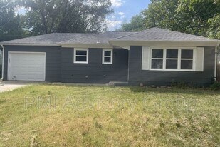 2413 SW Mission Ave in Topeka, KS - Building Photo