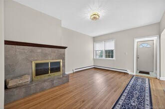 3 Woodmere Ln in Glenwood Landing, NY - Building Photo - Building Photo