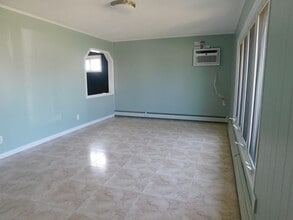 95 Barbara Ln-Unit -Front in Levittown, NY - Building Photo - Building Photo