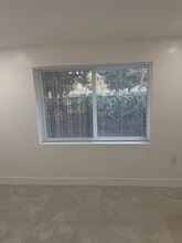 1021 NW 25th Way in Fort Lauderdale, FL - Foto de edificio - Building Photo