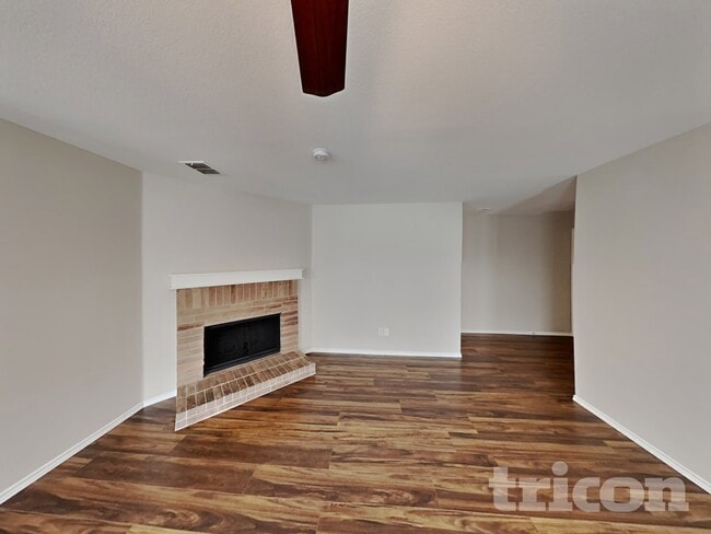 736 Elizabeth Dr in Burleson, TX - Foto de edificio - Building Photo