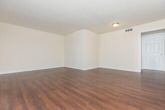 1960 Camelot St, Unit Danberry in Orange, TX - Foto de edificio - Building Photo