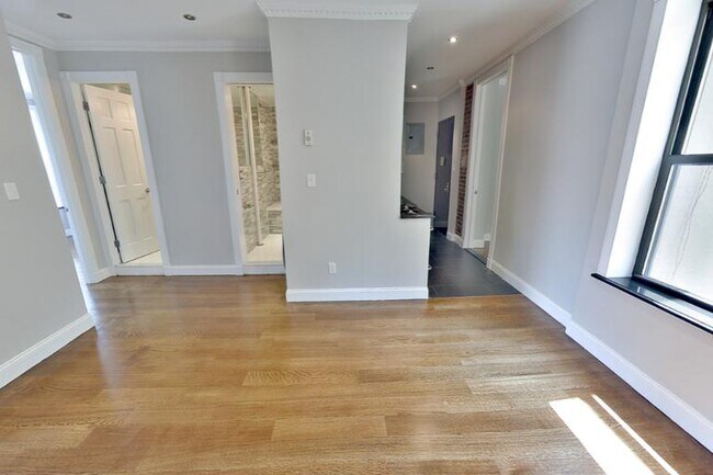 326 E 100th St in New York, NY - Building Photo - Building Photo