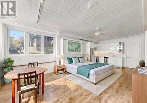 679 Woodbine Ave in Toronto, ON - Building Photo