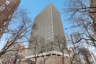 1 E Scott St in Chicago, IL - Building Photo
