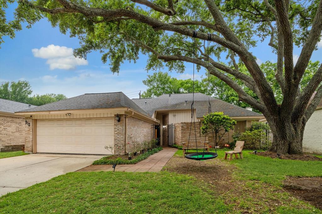 910 Coachlight Dr in Houston, TX - Building Photo