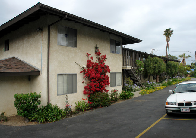 228 W Anapamu St in Santa Barbara, CA - Foto de edificio - Building Photo