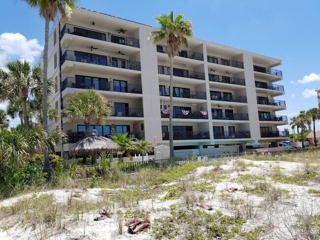 13650 Gulf Blvd in Madeira Beach, FL - Building Photo - Building Photo
