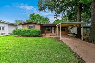 806 E Rosedale St in Sherman, TX - Building Photo