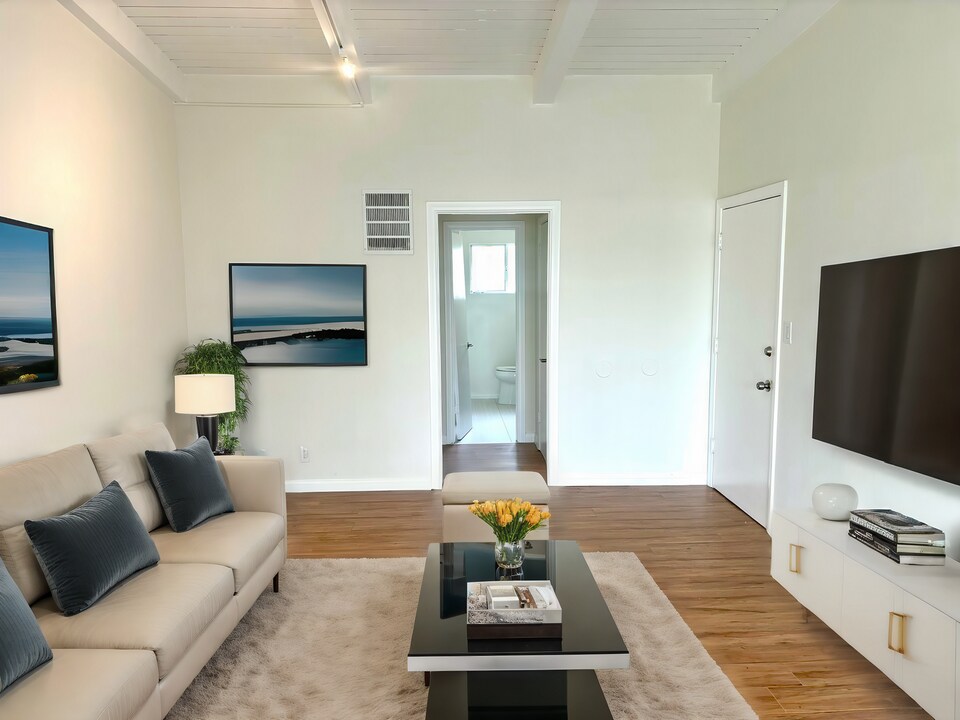 2488 Beachwood Dr-Unit -7 in Los Angeles, CA - Building Photo