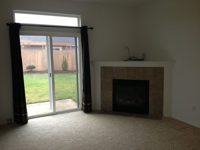 5761 Montclaire Way in Springfield, OR - Building Photo - Building Photo