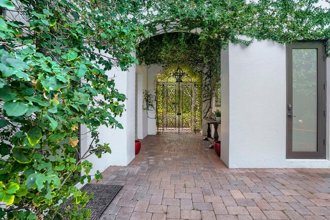 property at 6179 Vía Venetia S