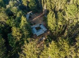 221 Gillette Rd in Watsonville, CA - Building Photo