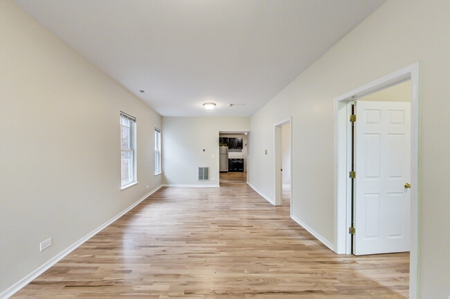 2323 N Cambridge Ave in Chicago, IL - Building Photo - Building Photo
