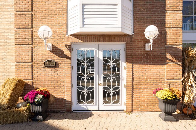 Glen Shore South & North in Glenview, IL - Building Photo - Building Photo