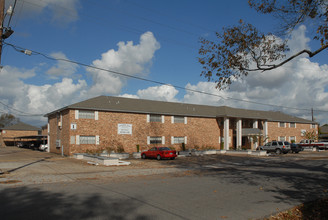 Colonial West in Beaumont, TX - Foto de edificio - Building Photo