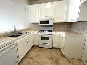 555 Maine Ave in Long Beach, CA - Foto de edificio - Building Photo