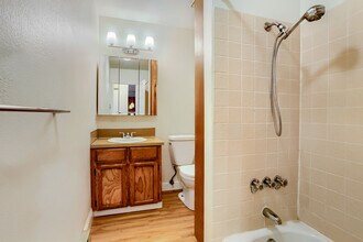 5005 SW Mitchell St in Portland, OR - Building Photo - Building Photo