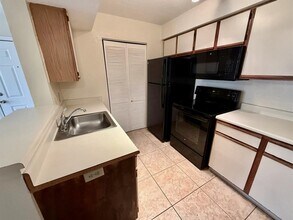 1023 S Hiawassee Rd in Orlando, FL - Foto de edificio - Building Photo