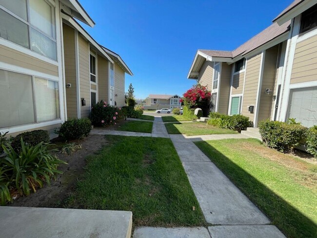 107 Oval Rd in Irvine, CA - Foto de edificio - Building Photo