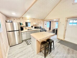 8 Sand Beach Ln in Burnham, ME - Foto de edificio - Building Photo