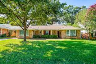 1706 Larkspur Dr in Arlington, TX - Building Photo