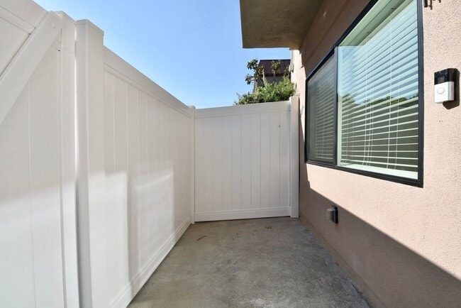 12241 Burbank Blvd in Los Angeles, CA - Building Photo - Building Photo