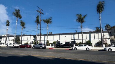 Fulton Townhomes in Van Nuys, CA - Foto de edificio - Building Photo