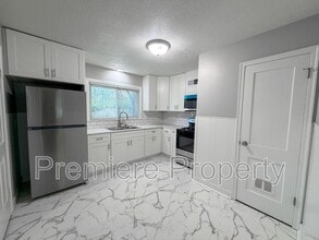 7017 Hunter St in Raytown, MO - Building Photo - Building Photo