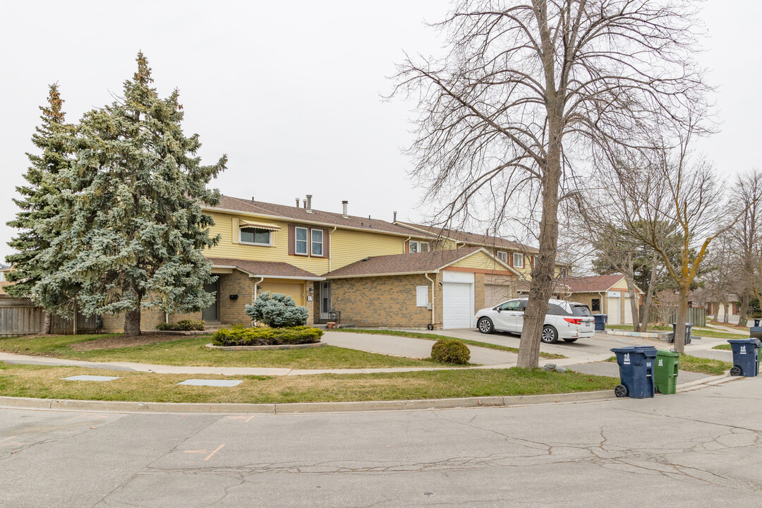 7 Truro Cres in Toronto, ON - Building Photo