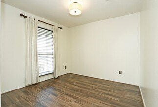 1939 Wooded Acres Dr in Humble, TX - Building Photo - Building Photo