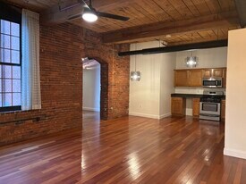 471 Silver St, Unit 205 in Manchester, NH - Building Photo