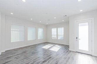 3344 Pinemont Dr in Houston, TX - Building Photo - Building Photo