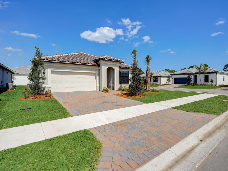 757 SE Courances Dr in Port St. Lucie, FL - Building Photo