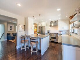 4 Santa Cruz Ct in Manhattan Beach, CA - Building Photo